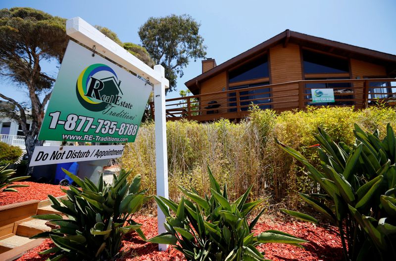 © Reuters. FILE PHOTO: A single family home is shown for sale in Encinitas, California May 22, 2013. REUTERS/Mike Blake/File Photo