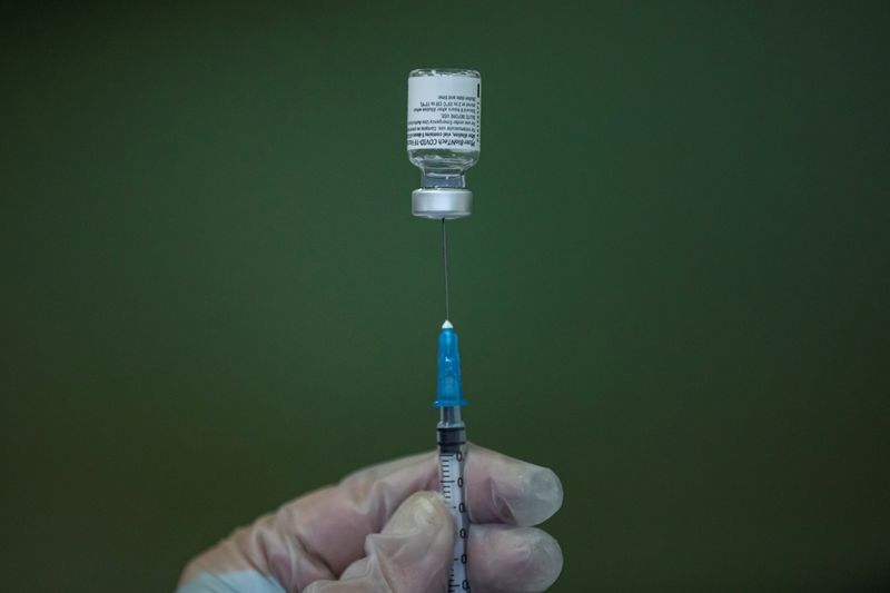 &copy; Reuters. FILE PHOTO: A medical worker fills a syringe with Pfizer-BioNTech vaccine at the COVID-19 vaccination centre of 'Healthcare Centre' in Nis, Serbia, March 3, 2021. REUTERS/Marko Djurica/File Photo