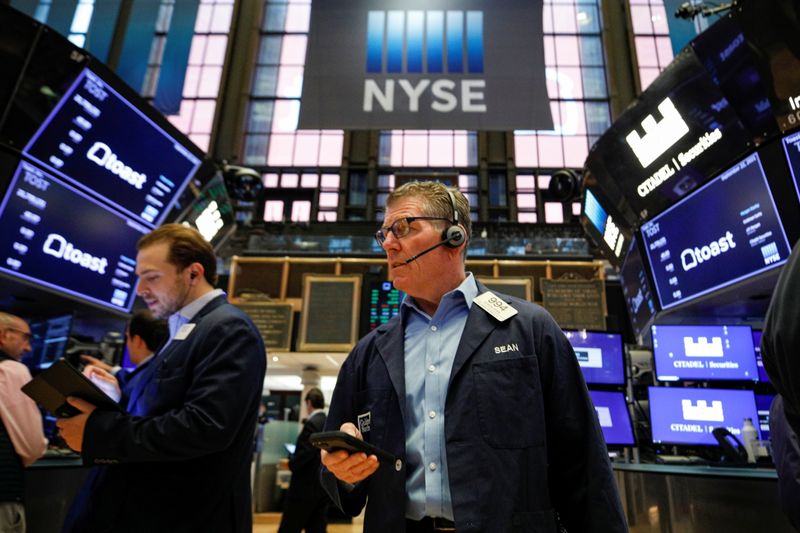 © Reuters. Traders work on the floor of the New York Stock Exchange (NYSE) in New York City, U.S., September 22, 2021.  REUTERS/Brendan McDermid