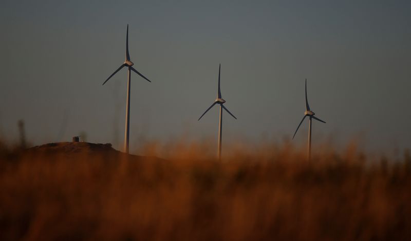 &copy; Reuters. Turbine eoliche nella periferia di Lisbona, Portogallo, 2 agosto 2016. REUTERS/Rafael Marchante
