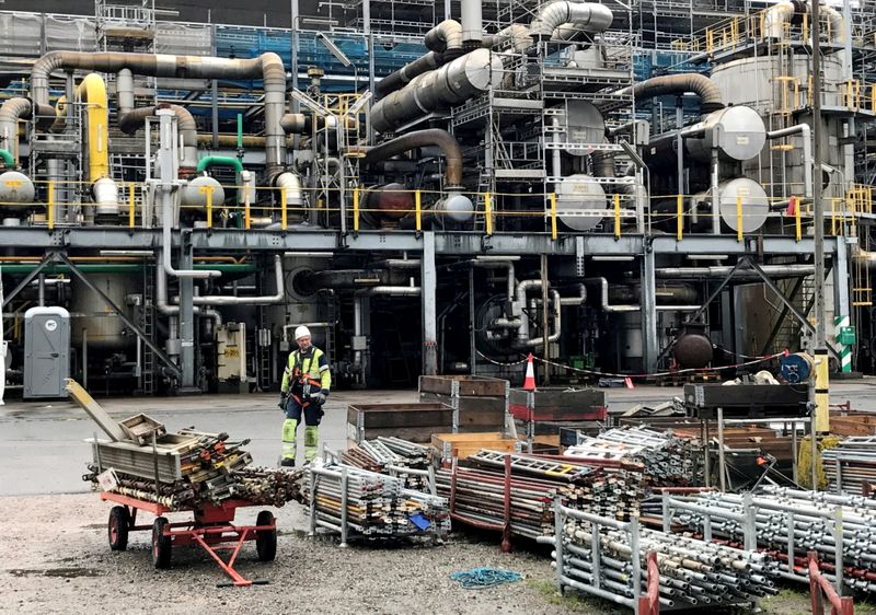 &copy; Reuters. Foto de archivo de un trabajador en la planta de amoníaco de Yara en Porsgrunn, Noruega
Ago 9, 2017. REUTERS/Lefteris Karagiannopoulos