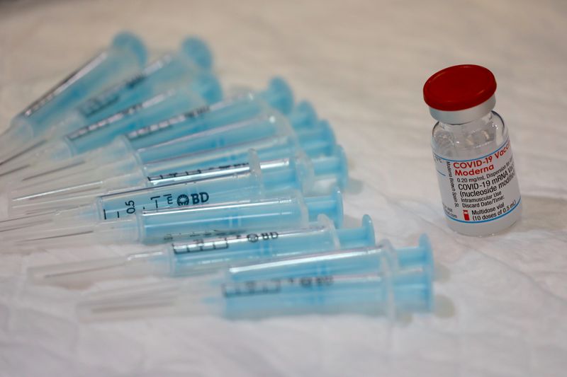 &copy; Reuters. FOTO DE ARCHIVO: Un vial con dosis de la vacuna de Moderna contra la COVID-19 y jeringas médicas vacías en un centro de vacunación en Ronda, provincia de Málaga, Andalucía, España, el 9 de junio de 2021. REUTERS/Jon Nazca