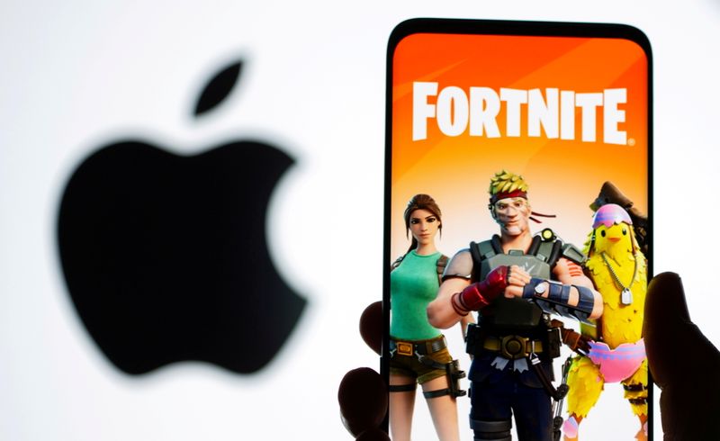 © Reuters. FILE PHOTO: Fortnite game graphic is displayed on a smartphone in front of Apple logo in this illustration taken May 2, 2021. REUTERS/Dado Ruvic/Illustration/File Photo