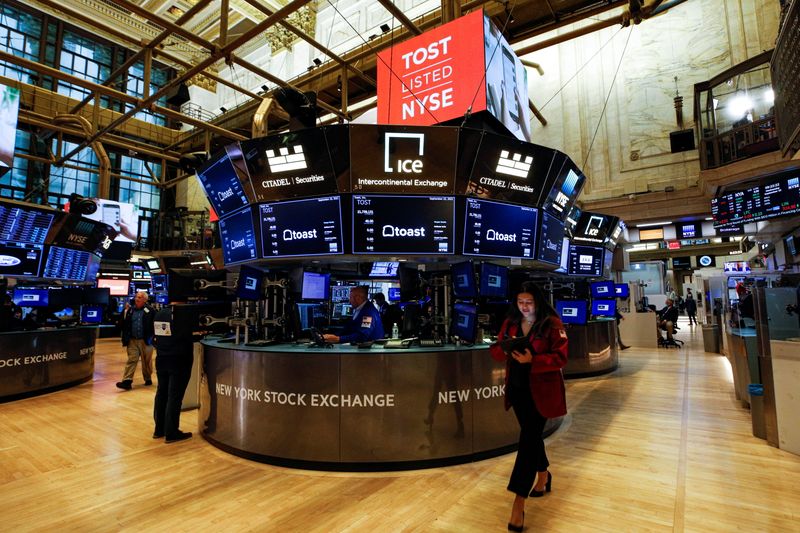 &copy; Reuters. Traders work on the floor of the New York Stock Exchange (NYSE) in New York City, U.S., September 22, 2021.  REUTERS/Brendan McDermid