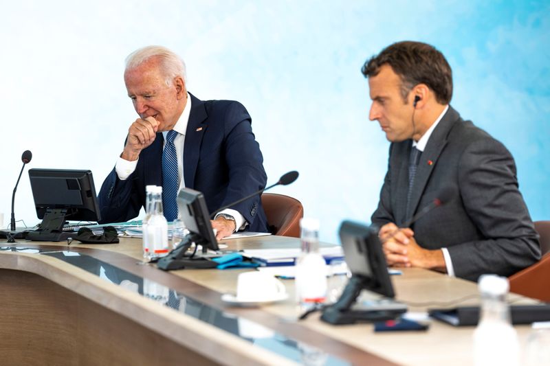 &copy; Reuters. Foto de archivo de los Presidentes de EEUU, Joe Biden, y de Francia, Emmanuel Macron, en la cumbre del G7 en Carbis Bay, Cornwall 
Jun 13, 2021.  Doug Mills/Pool via REUTERS