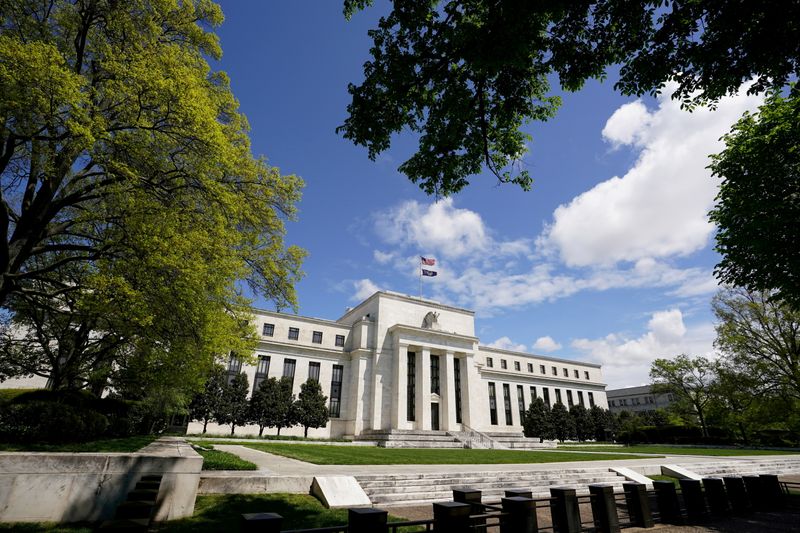 &copy; Reuters. FILE PHOTO: The Federal Reserve building is set against a blue sky in Washington, U.S., May 1, 2020. REUTERS/Kevin Lamarque/File Photo