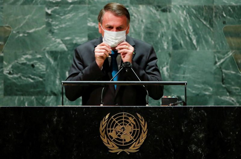 &copy; Reuters. El presidente de Brasil, Jair Bolsonaro, se vuelve a poner una mascarilla protectora que usó debido a la pandemia de coronavirus después de hablar durante el 76 ° período de sesiones de la Asamblea General de la ONU en la ciudad de Nueva York. 21 de s
