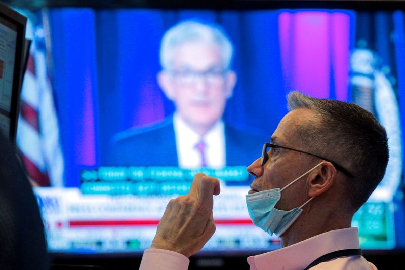 &copy; Reuters. Foto del miércoles del discurso del presidente de la Fed, Jerome Powell, en una pantalla en la Bolsa de Nueva York. 
Sep 22, 2021.  REUTERS/Brendan McDermid