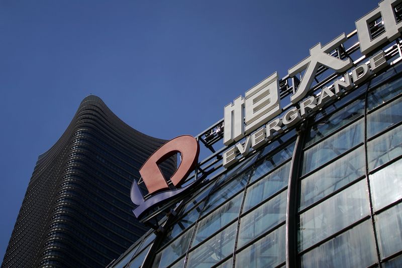 &copy; Reuters. The logo of China Evergrande Group seen on the Evergrande Center in Shanghai, China September 22, 2021. REUTERS/Aly Song