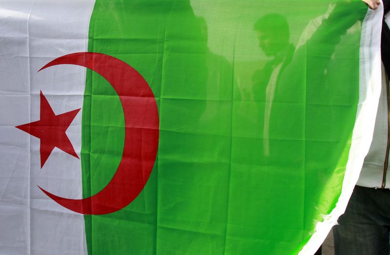 &copy; Reuters. Le Conseil suprême de sécurité algérien a décidé mercredi de fermer l'espace aérien du pays aux avions civils et militaires marocains. /Photo d'archives/REUTERS/Muhammad Hamed