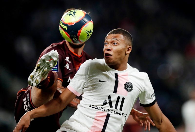 &copy; Reuters. El atacante del Paris St Germain Kylian Mbappé disputa el balón en el partido ante el Metz por la Ligue 1, en el Stade Saint-Symphorien, Metz, Francia - Septiembre 22, 2021 REUTERS/Benoit Tessier  