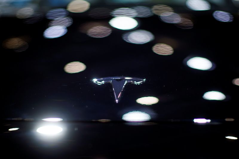 © Reuters. FILE PHOTO: A Tesla logo is seen on the body of its electric vehicle (EV) during a media day for the Auto Shanghai show in Shanghai, China April 20, 2021. REUTERS/Aly Song