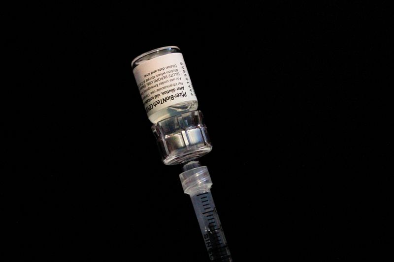 &copy; Reuters. FOTO DE ARCHIVO: Un vial con dosis de la vacuna de Pfizer-BioNTech contra la COVID-19 en Miami, estado de Florida, Estados Unidos, el 5 de agosto de 2021. REUTERS/Marco Bello