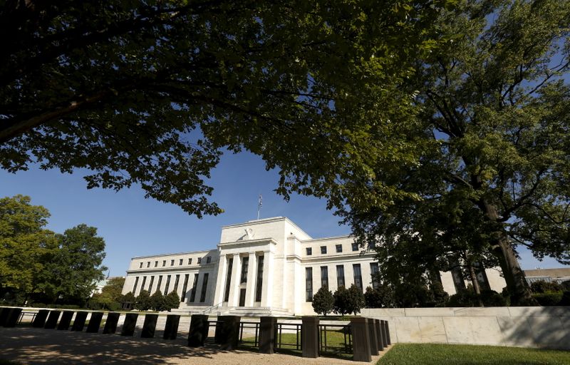 &copy; Reuters. La Réserve fédérale américaine (Fed) a déclaré mercredi qu'elle pourrait "bientôt" réduire ses achats d'obligations sur les marchés et elle envisage une première hausse de taux plus tôt que prévu, neuf de ses 18 principaux responsables jugeant