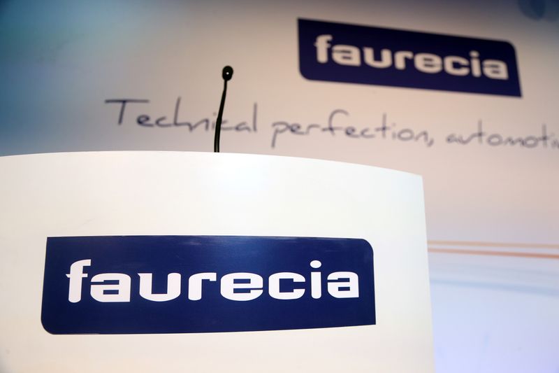 &copy; Reuters. Faurecia a revu à la baisse jeudi ses objectifs financiers annuels en raison d'une production automobile mondiale qui devrait être moins élevée que prévu à cause de la pénurie de semi-conducteurs. /Photo d'archives/REUTERS/Charles Platiau