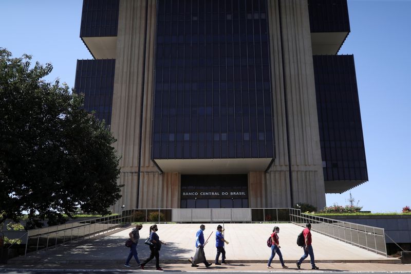 &copy; Reuters. FILE PHOTO: People walk in front the Central Bank headquarters building in Brasilia, Brazil August 25, 2021. REUTERS/Amanda Perobelli/File Photo