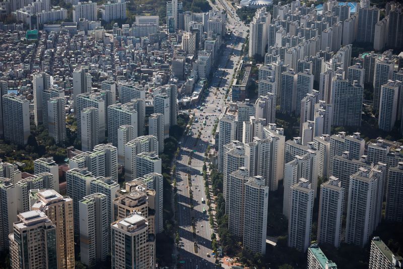&copy; Reuters. FILE PHOTO: An aerial view shows apartment complexes  in Seoul, South Korea, October 5, 2020.    REUTERS/Kim Hong-Ji