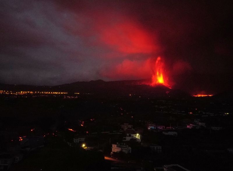 &copy; Reuters. دخان يتصاعد وحمم تتدفق من بركان كومبري فييخا الثائر في جزيرة لا بالما الإسبانية يوم الأربعاء. تصوير: ناتشو دوسي - رويترز.