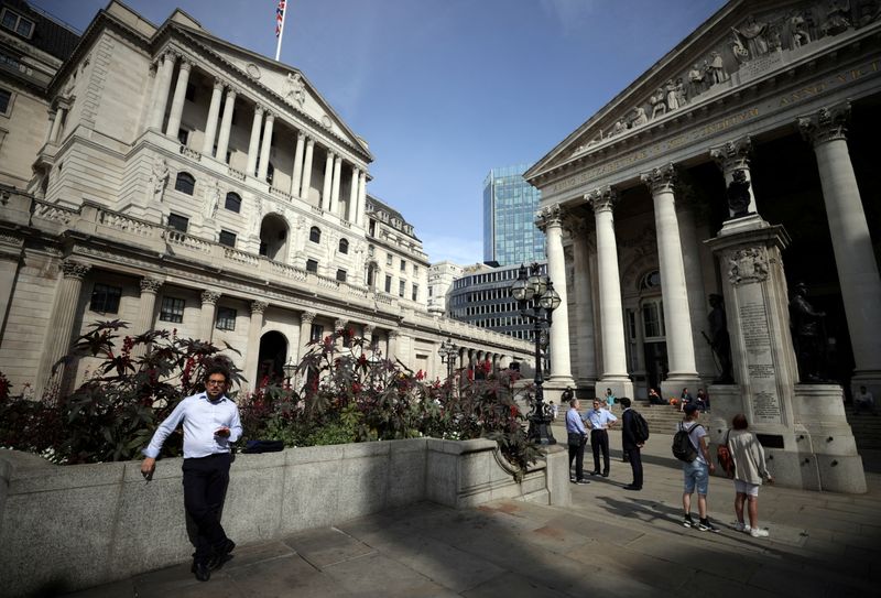 &copy; Reuters. FOTO DE ARCHIVO: Una persona pasa ante el Banco de Inglaterra en Londres, Reino Unido,  13 de septiembre de 2021. REUTERS/Hannah McKay