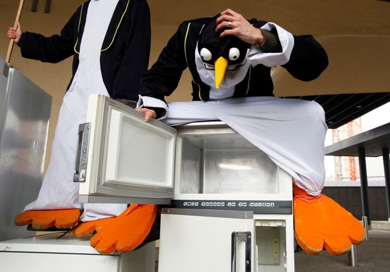 &copy; Reuters. FILE PHOTO: Climate activists dressed as penguins sit on refrigerators during a protest outside the European Commission headquarters in Brussels, March 12, 2009. Environmental organisations are urging Europe not to weaken the EU's energy efficiency goals 