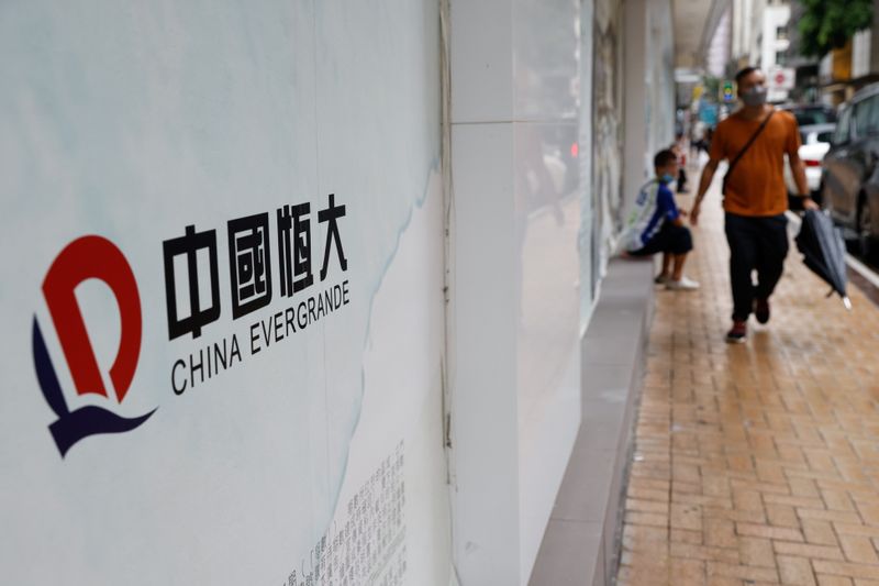 &copy; Reuters. The logo of China Evergrande is seen at outside China Evergrande Centre building in Hong Kong, China September 23, 2021. REUTERS/Tyrone Siu
