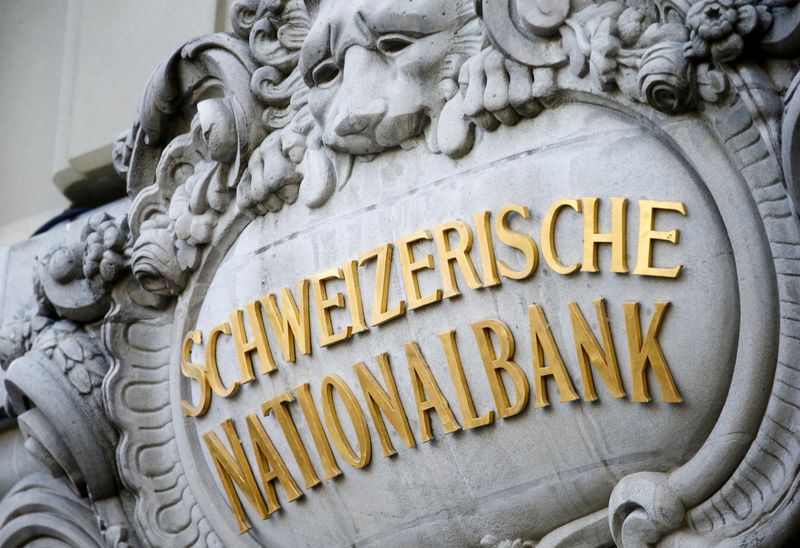 &copy; Reuters. 　スイス国立銀行（中央銀行）は２３日、政策金利を据え置いて超緩和策を維持し、国内の景気回復について一段と慎重な見方を示した。写真は中銀のロゴ。６月撮影（２０２１年　ロイタ