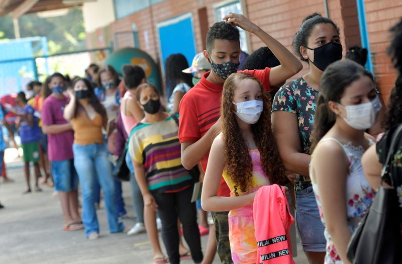 &copy; Reuters. Adolescentes fazem fila para se vacinarem contra Covid-19 em Betim
16/06/2021 REUTERS/Washington Alves