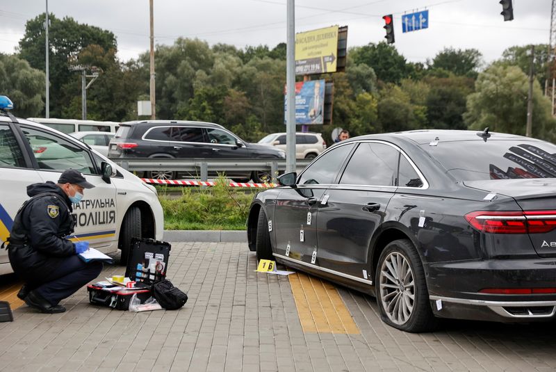 &copy; Reuters. An investigator examines bullet holes in a car of Serhiy Shefir, Ukrainian President Volodymyr Zelenskiy's principal aide, following an assault outside the capital Kyiv, Ukraine September 22, 2021. REUTERS/Serhii Nuzhnenko