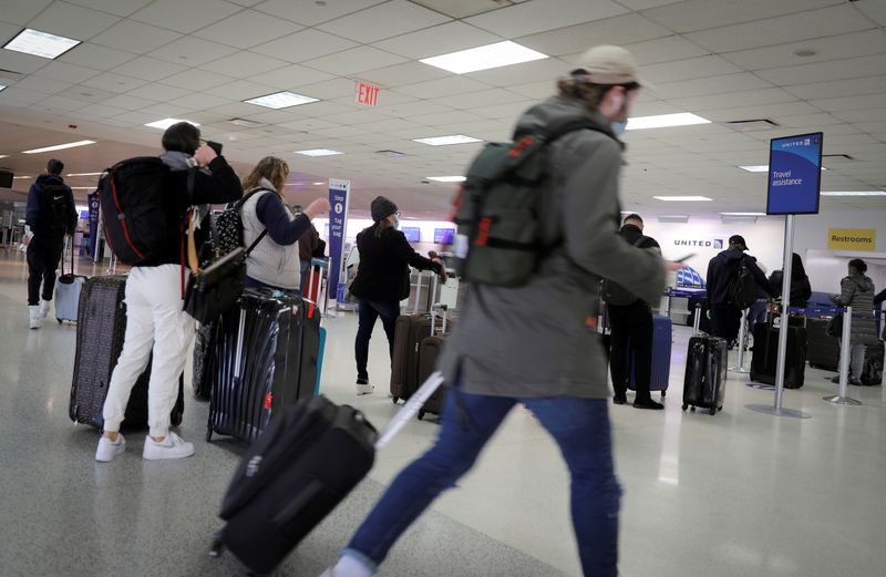 &copy; Reuters. FILE PHOTO: Travelers pack a United Airlines check-in area ahead of the Thanksgiving holiday at Newark International Airport in Newark, New Jersey, U.S., November 25, 2020. REUTERS/Mike Segar/File Photo