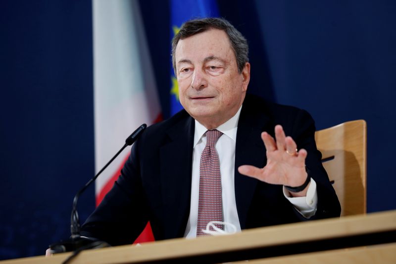 © Reuters. Italy's Prime Minister Mario Draghi speaks during a media conference at an EU summit in Porto, Portugal May 8, 2021. Francisco Seco/Pool via REUTERS