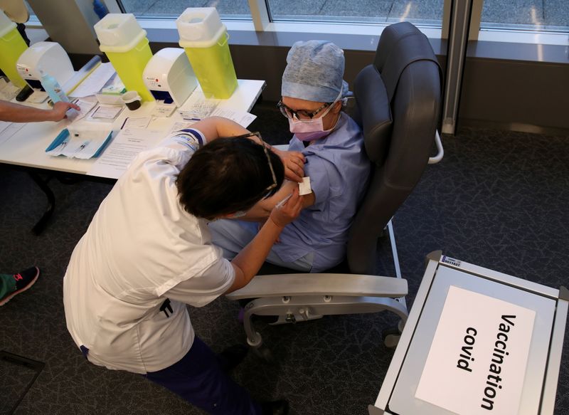 &copy; Reuters. Profissional de saúde recebe dose da vacina Pfizer-BioNTech contra Covid-19 em Bruxelas
03/02/2021 REUTERS/Yves Herman