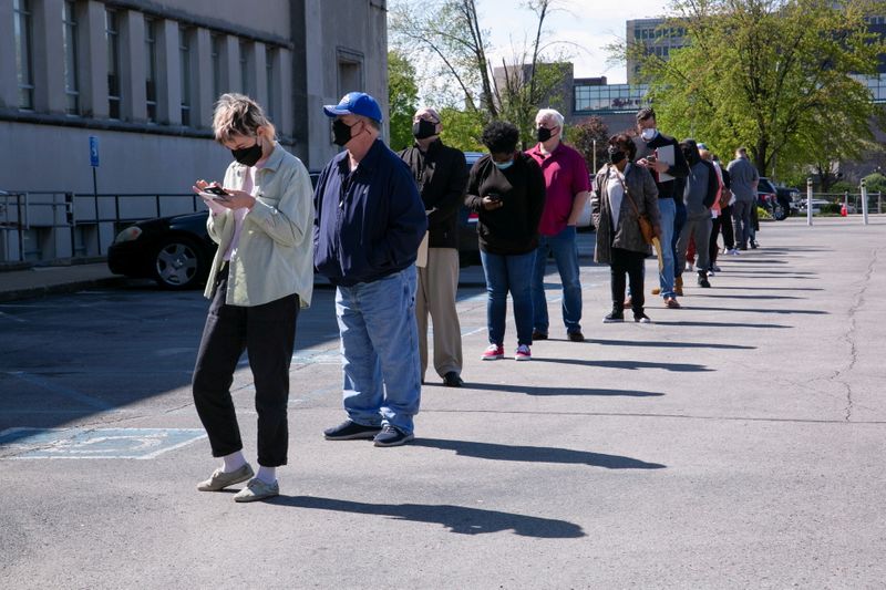 © Reuters. Pessoas fazem fila em centro de carreiras em Kentucky, EUA
15/04/2021. 
 REUTERS/Amira Karaoud