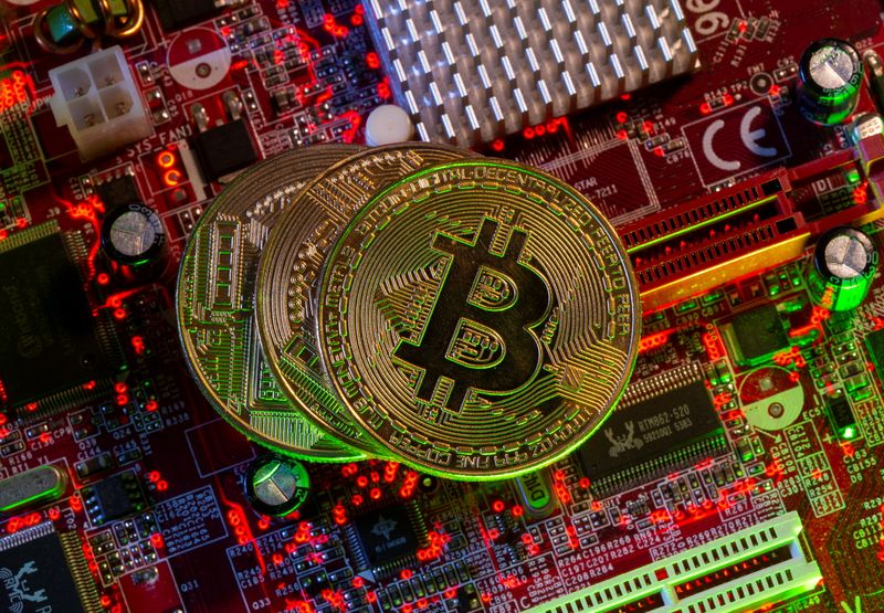 © Reuters. Representations of the virtual currency Bitcoin stand on a motherboard in this picture illustration taken May 20, 2021. REUTERS/Dado Ruvic/Illustration