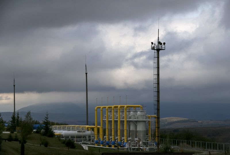 &copy; Reuters. A high-mountain gas compressor station is seen near the village of Volovets, western Ukraine, October 7, 2015. Ukraine might start buying natural gas from Russia before a final winter gas agreement is signed, news agency Interfax Ukraine quoted Ukrainian 