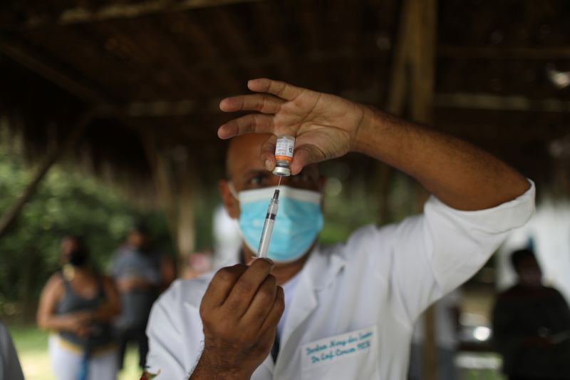 &copy; Reuters. Profissional de saúde prepara vacina contra Covid-19 CoronaVac para aplicação em Magé, no Rio de Janeiro
07/04/2021 REUTERS/Pilar Olivares
