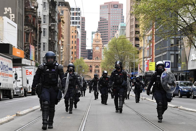 &copy; Reuters. Policiais da tropa de choque nas ruas de Melbourne, na Austrália
22/09/2021 AAP Image/James Ross via REUTERS