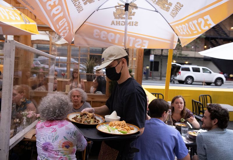 &copy; Reuters. FILE PHOTO: Food is served to guests at a restaurant in Manhattan, after New York City Mayor Bill de Blasio announced that proof of coronavirus disease (COVID-19) vaccination will be required for customers and staff at restaurants, gyms and other indoor b