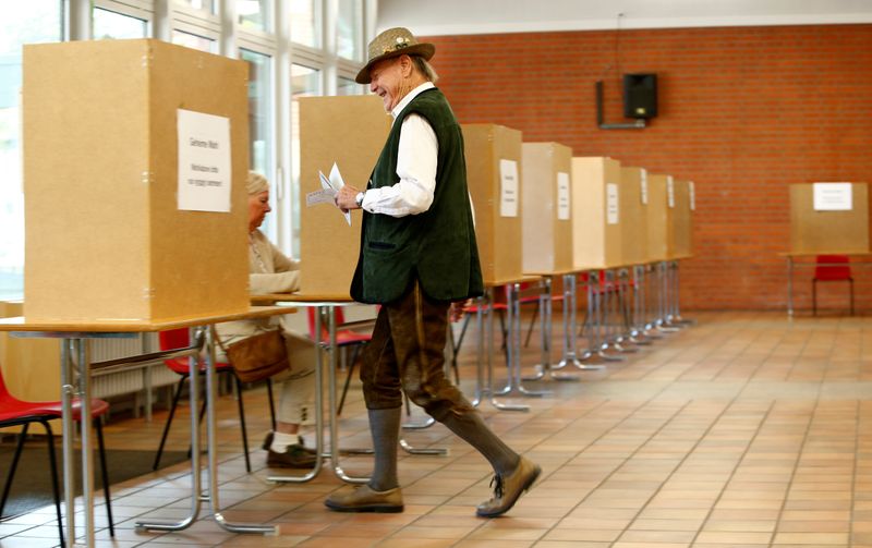 &copy; Reuters. A man in traditional Bavarian costume votes in the general election (Bundestagswahl) in Munich, Germany, September 24, 2017.    REUTERS/Michaela Rehle