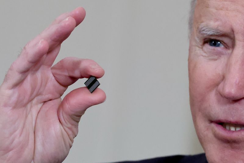 &copy; Reuters. Il presidente degli Stati Uniti Joe Biden tiene in mano un chip semiconduttore a Washington, USA, 24 Febbraio 2021 .REUTERS/Jonathan Ernst
