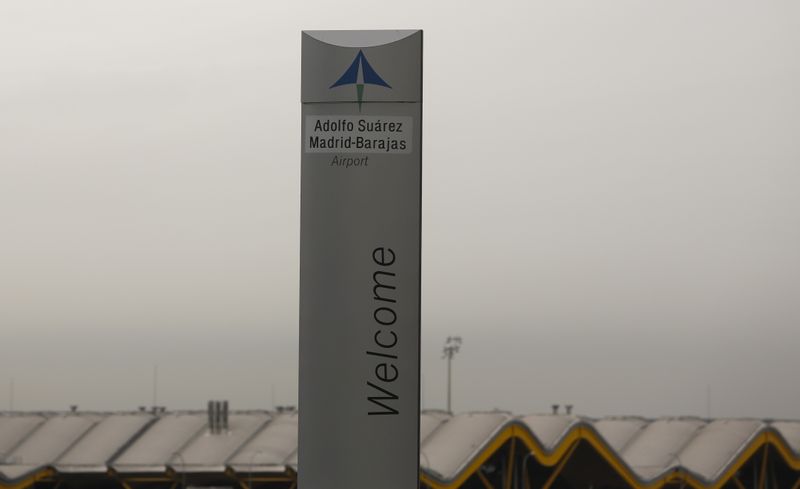 &copy; Reuters. FOTO DE ARCHIVO: El logotipo del operador de aeropuertos españoles Aena en la parte superior de un cartel de bienvenida fuera del aeropuerto Adolfo Suárez Barajas en Madrid