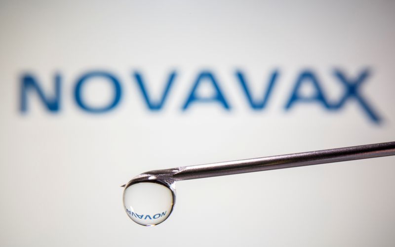 &copy; Reuters. Logo Novavax riflesso in una goccia che fuoriesce dall'ago di una siringa. 9 novembre 2020 REUTERS/Dado Ruvic/Illustration