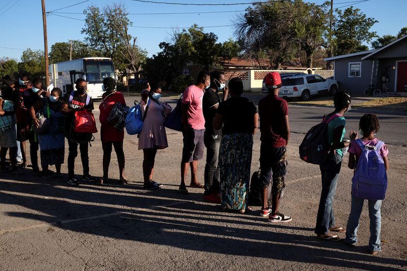 &copy; Reuters. Migrants seeking asylum in the U.S. board a bus to Houston from Val Verde Border Humanitarian Coalition after being released from U.S. Customs and Border Protection, in Del Rio, Texas, U.S., September 23, 2021. REUTERS/Marco Bello