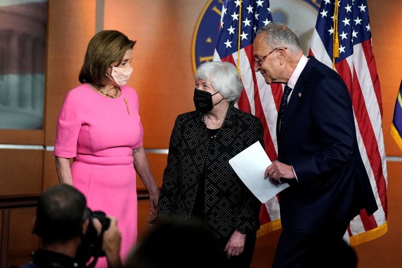 © Reuters. Senate Majority Leader Chuck Schumer finishes making a statement in attendance with Treasury Secretary Janet Yellen and U.S. House Speaker Nancy Pelosi (D-CA) before the start of Pelosi's weekly news conference on Capitol Hill in Washington, U.S., September 23, 2021. REUTERS/Elizabeth Frantz