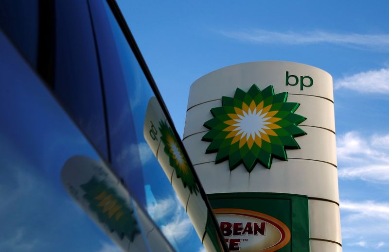 © Reuters. FILE PHOTO: A BP logo is reflected in a car window at a petrol station in London January 15, 2015. REUTERS/Luke MacGregor/File Photo