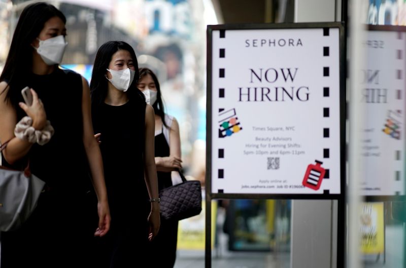 &copy; Reuters. Placa anunciando vagas de emprego é vista enquanto as pessoas entram em loja na cidade de Nova York, Nova York, EUA, 6 de agosto de 2021. REUTERS/Eduardo Munoz