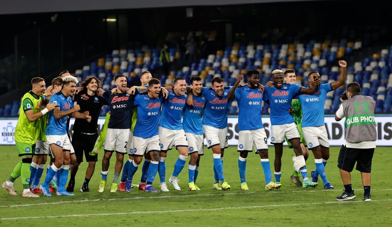 &copy; Reuters. لاعبون من نابولي يحتفلون بالفوز على سامبدوريا بدوري الدرجة الأولى الإيطالي لكرة القدم يوم الخميس. تصوير: شيرو دي لوكا - رويترز. 