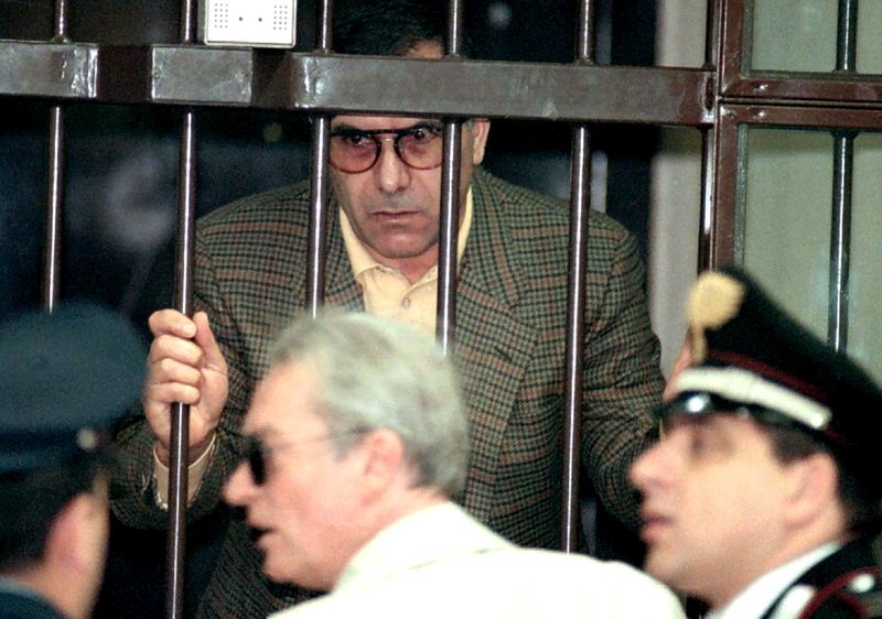 &copy; Reuters. Mafioso Leoluca Bagarella atrás das grades em tribunal de Florença
12/11/1193