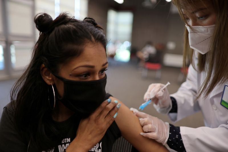 &copy; Reuters. FILE PHOTO: Cal State Dominguez Hills student Yomaria De Santiago, 35, receives a Pfizer-BioNTech coronavirus disease (COVID-19) vaccination in Carson, Los Angeles, California, U.S., August 26, 2021. REUTERS/Lucy Nicholson