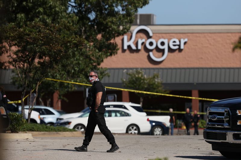 &copy; Reuters. Atirador mata uma pessoa, fere 12 e comete suicídio em supermercado nos EUA 
23/09/2021
Joe Rondone/The Commercial Appeal/USA Today via REUTERS.