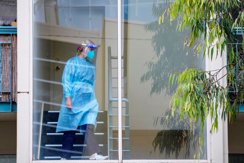 &copy; Reuters. FILE PHOTO: A healthcare worker walks down stairs at the Kings Park townhouse complex locked down in response to an outbreak of the coronavirus disease (COVID-19), in Melbourne, Australia, June 16, 2021.  REUTERS/Sandra Sanders